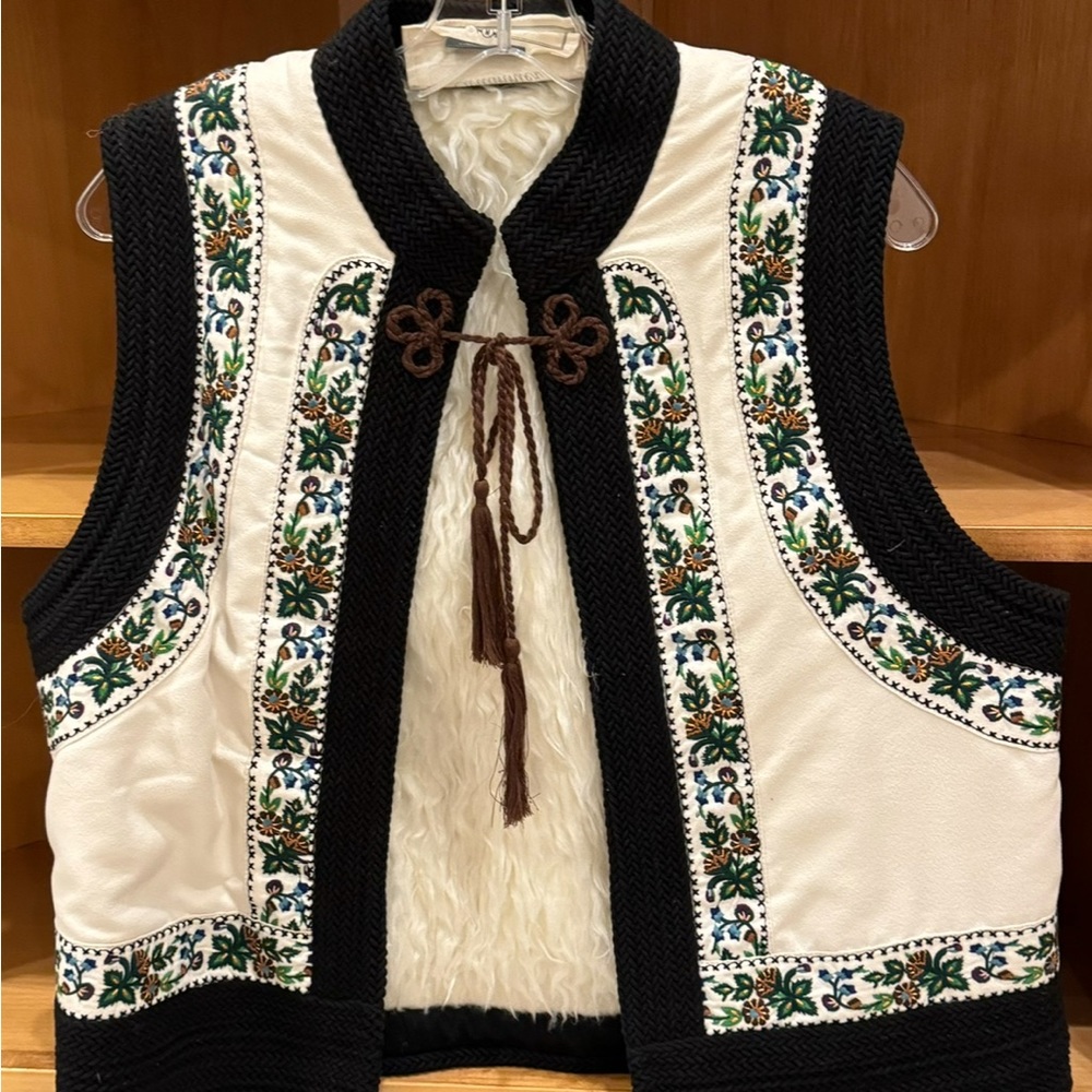 CARTONNIER specialty vest with detailed embroidery and ribbed trim.